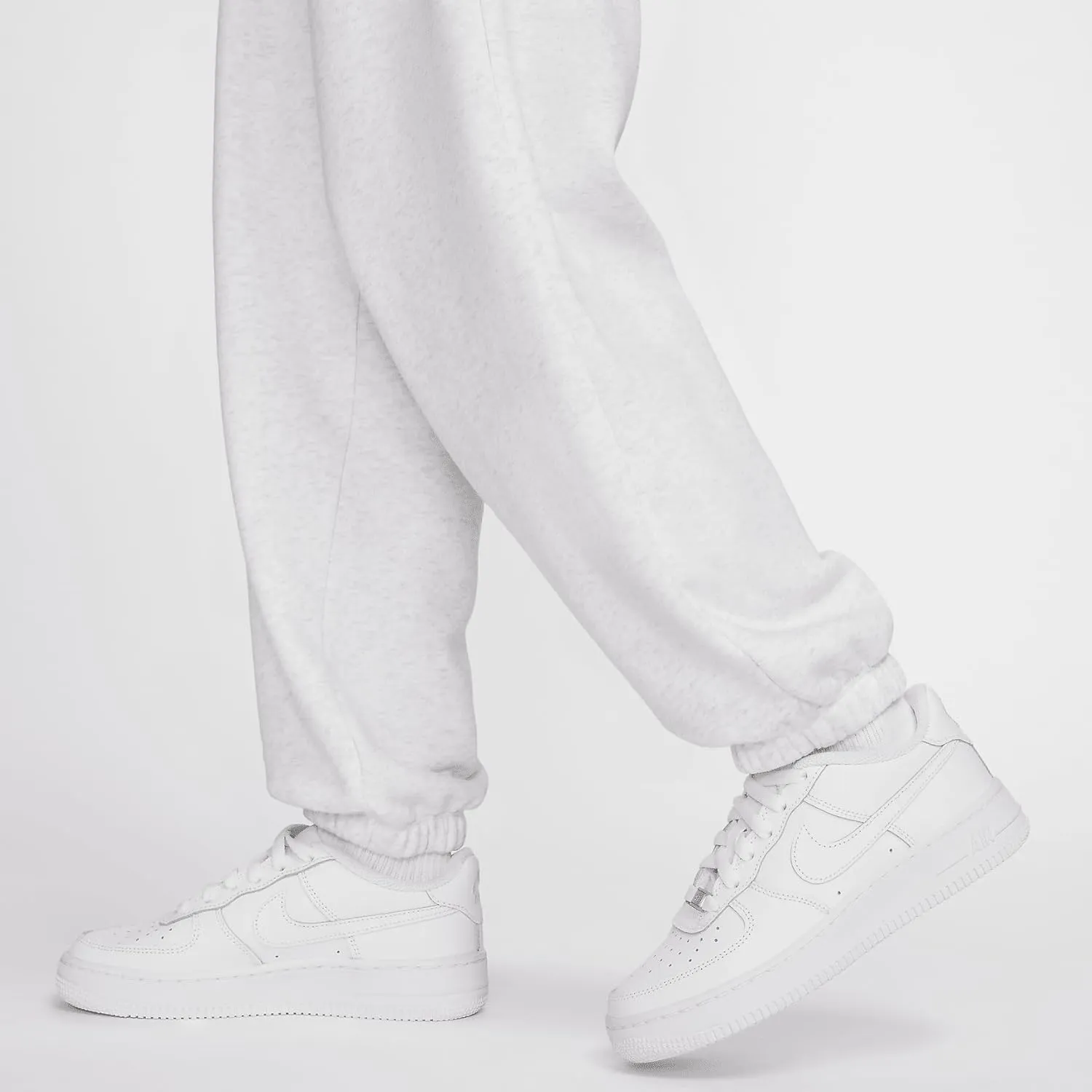 Nike Women's Sportswear Club Fleece Mid-Rise Oversized Sweatpants