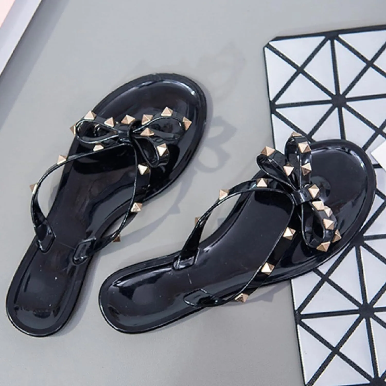 Women's Studded Bow Jelly Flat Flip Flops Fashion Comfort Open Round Toe Slip On Thong Slipper Sandals With Rivets for Summer Outdoor Beach Pool